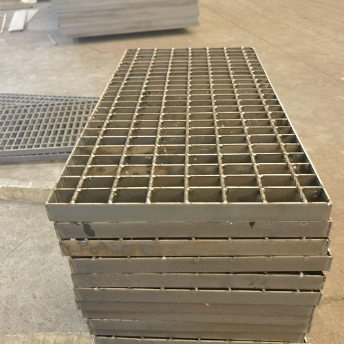 耐用平臺(tái)鋼格柵鋼格板的雙重防護(hù)安全無憂