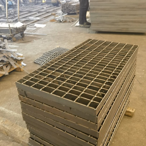 耐用平臺(tái)鋼格柵鋼格板的雙重防護(hù)安全無憂