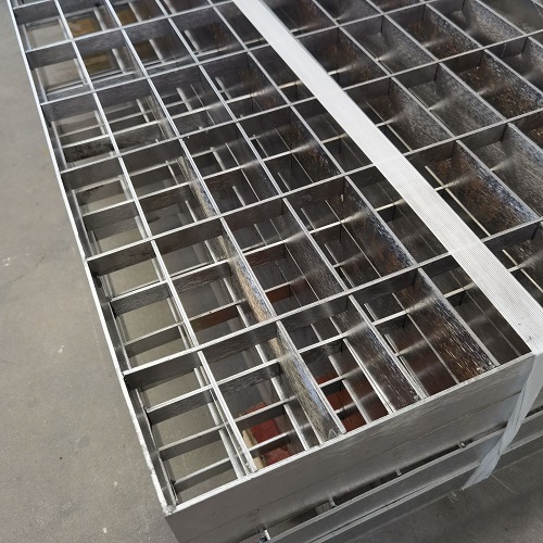 污水處理廠鋼格柵的特點(diǎn)與優(yōu)勢(shì)