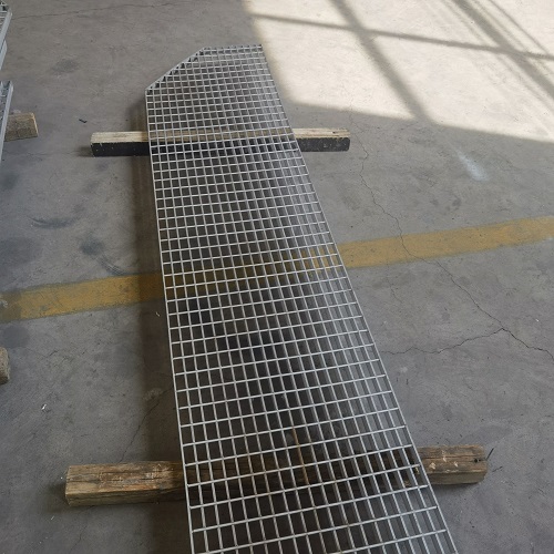 地鐵站臺鋼格板防滑處理：避免雨天事故！