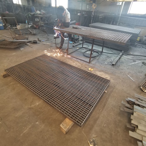 地鐵站臺鋼格板防滑處理：避免雨天事故！