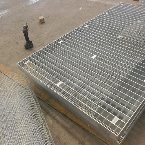 高空作業(yè)平臺專用鋼格板：安全承重設(shè)計全解析！