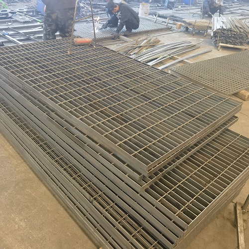 高空作業(yè)平臺專用鋼格板：安全承重設(shè)計全解析！