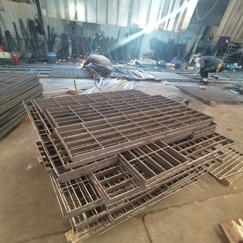 化工廠鋼格柵系統(tǒng)：腐蝕防護的終極解決方案