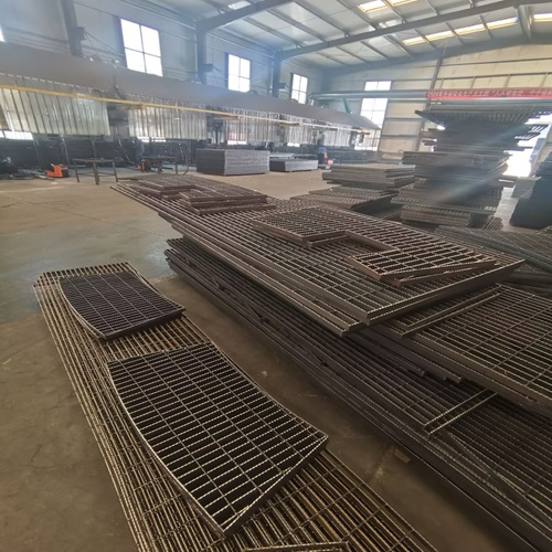 化工廠鋼格柵系統(tǒng)：腐蝕防護的終極解決方案