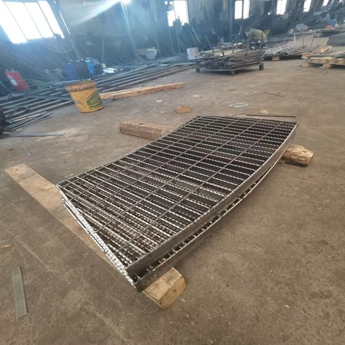 養(yǎng)殖場(chǎng)鋼格柵系統(tǒng)：抵御腐蝕與堵塞的雙重防護(hù)