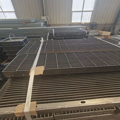 養(yǎng)殖場(chǎng)鋼格柵系統(tǒng)：抵御腐蝕與堵塞的雙重防護(hù)