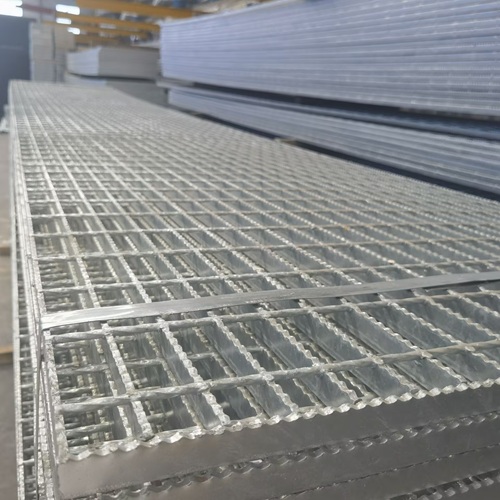 鋼格柵對(duì)比傳統(tǒng)材料，優(yōu)勢(shì)竟有這么多？